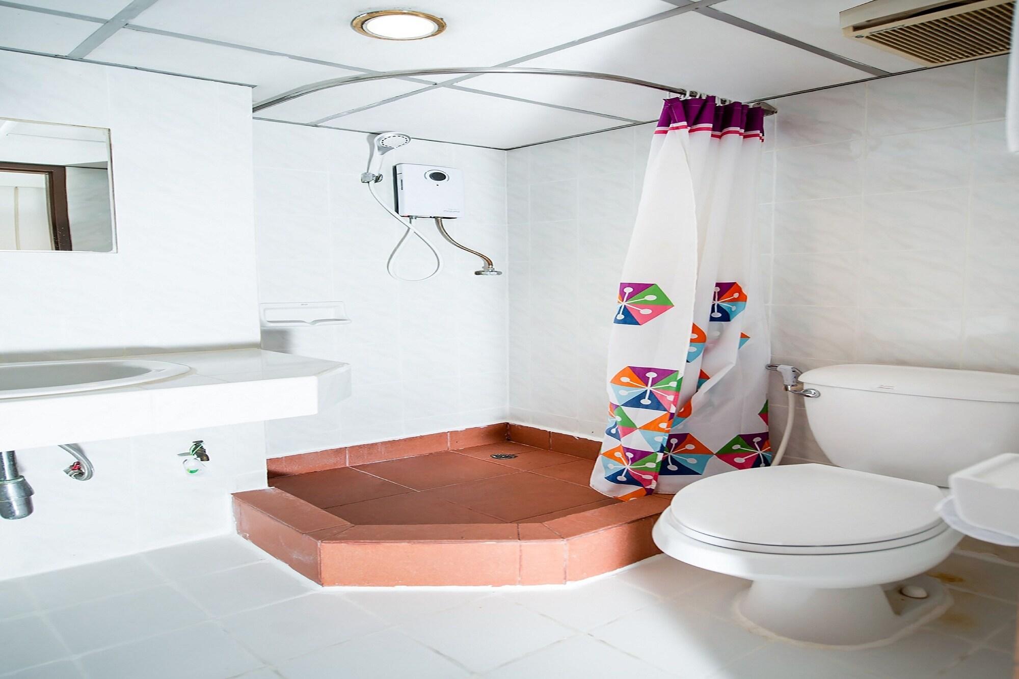 Oyo 320 Regent 2002 Guest House Phuket Екстериор снимка